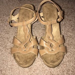 NWOT Aerosole Tan Wedges- Size 7.5